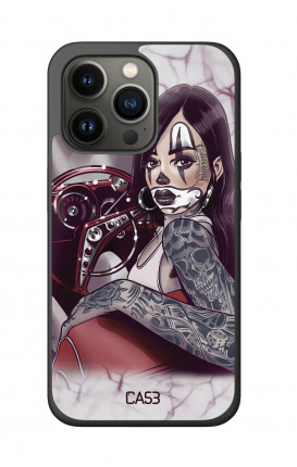 Cover Bicomponente Apple iPh13 PRO - Pin Up Chicana in auto